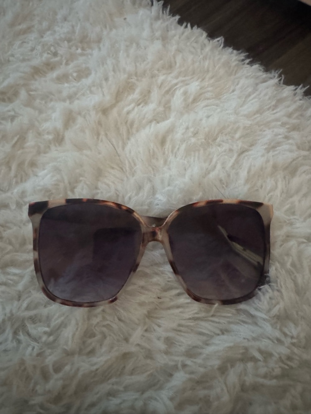 Stylish Women's Tortoiseshell Sunglasses - Cream/Brown Lenses
